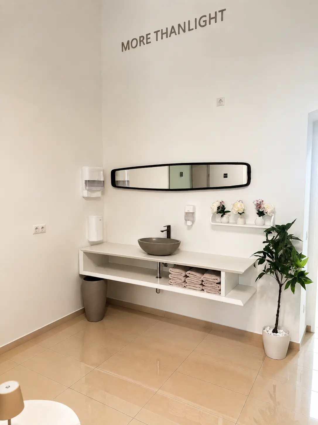 Moderner Wasch- und Hygienebereich im AURA Vitality Wellness- und Biohacking Studio in Wien